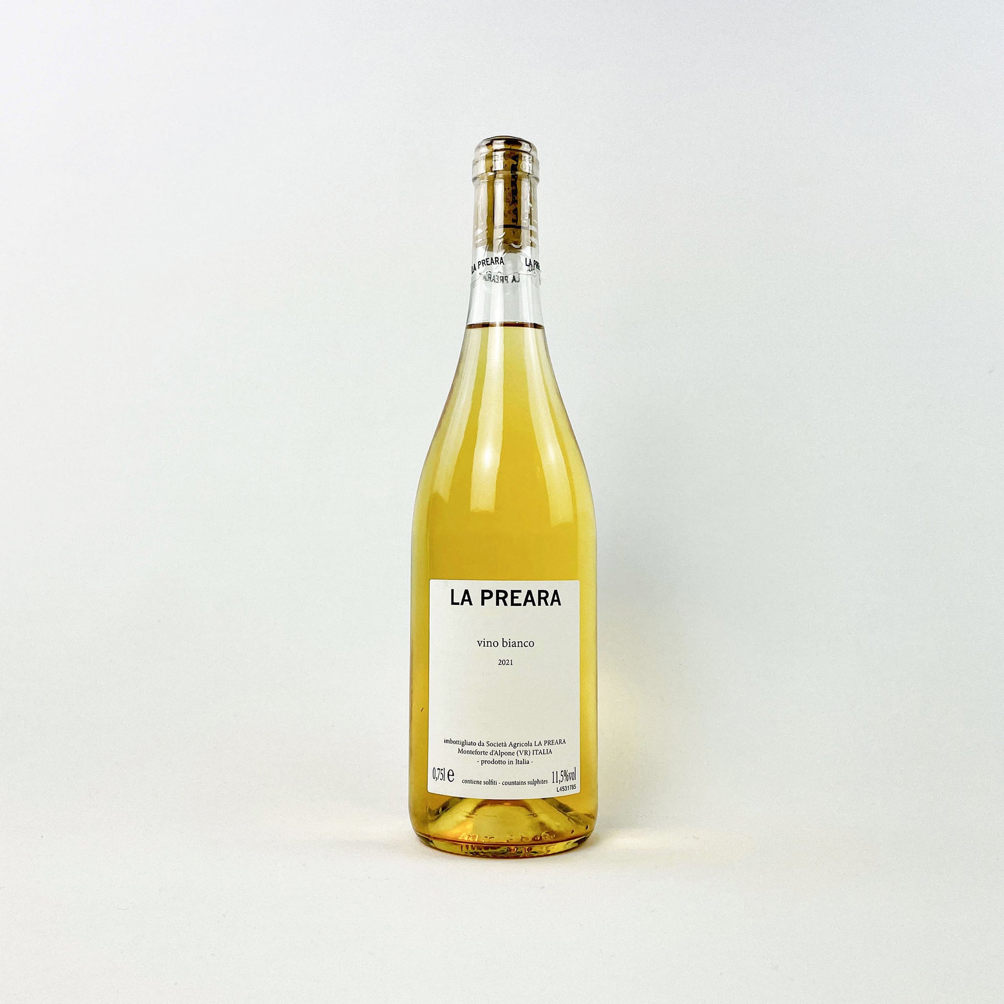 A bottle of natural white wine, vino bianco, Naturwein, Italy, Italien, Weißwein
