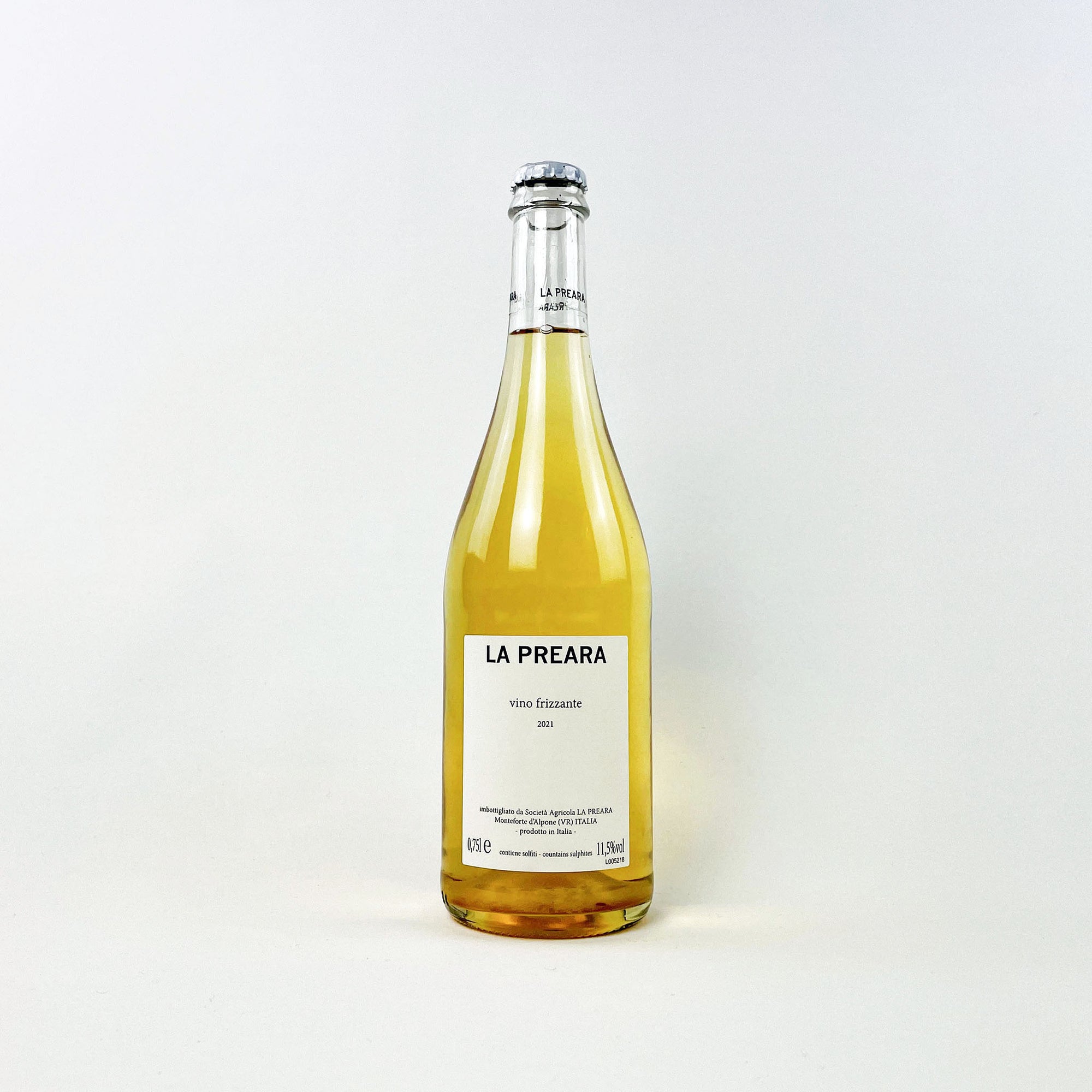 A bottle of natural sparkling wine, vino frizzante, petnat, pet nat, Naturwein, Italy, Italien