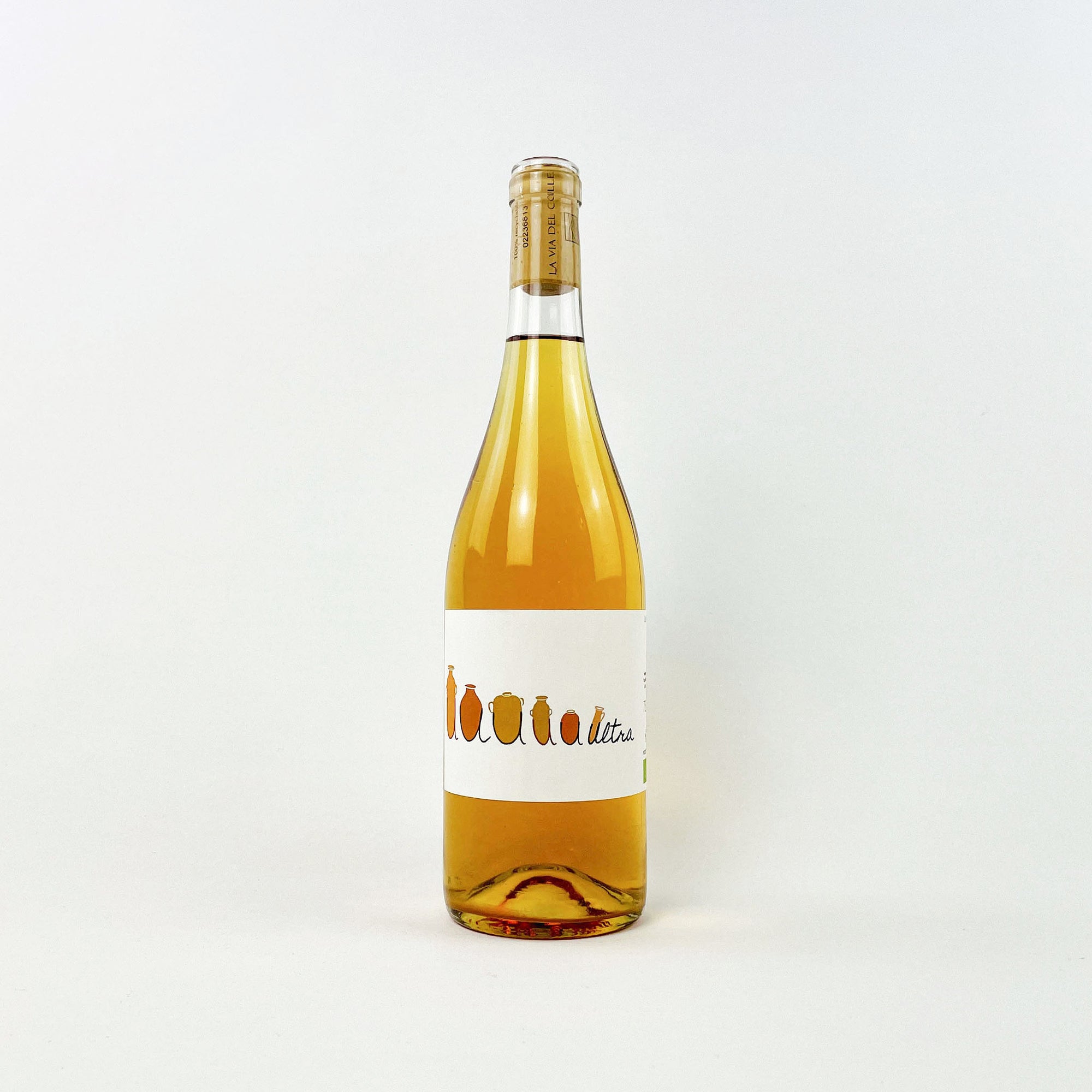 A bottle of natural orange wine. Orange wine. Italy, Italien. Amphora wine. Eine Flasche Naturwein. Rotwein.
