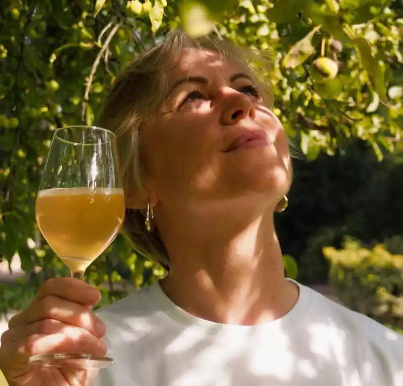 Vanessa Letort of Du Vin Aux Liens in Vineyard witth wineglass