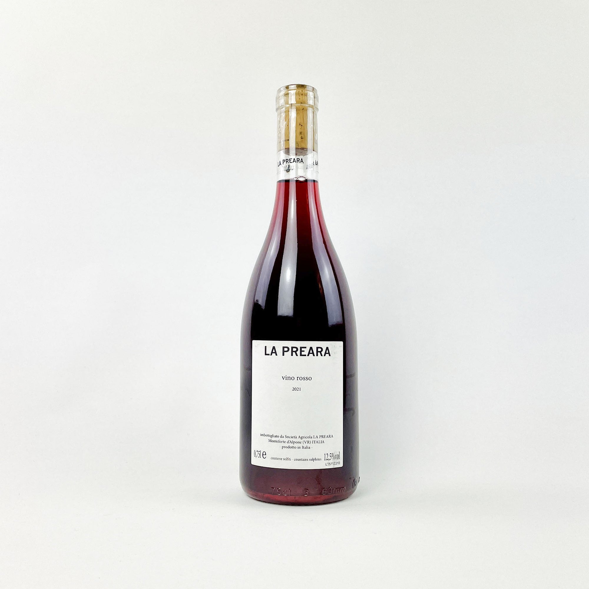 A bottle of natural red wine, vino rosso, Naturwein, Italy, Italien, Rotwein